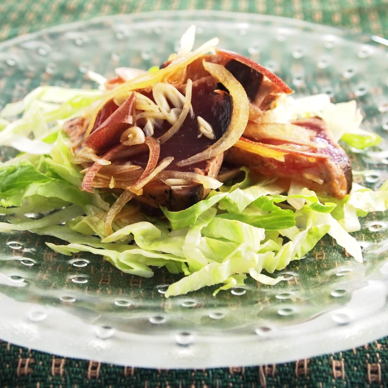 カツオのにんにく和えサラダ 時短レシピ イエコックの宅配カット野菜を使って 素早くおいしく Iecook カツオのにんにく和えサラダ 時短レシピ イエコックの宅配カット野菜を使って 素早くおいしく Iecook