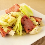 キャベツと厚切りベーコンの塩炒め